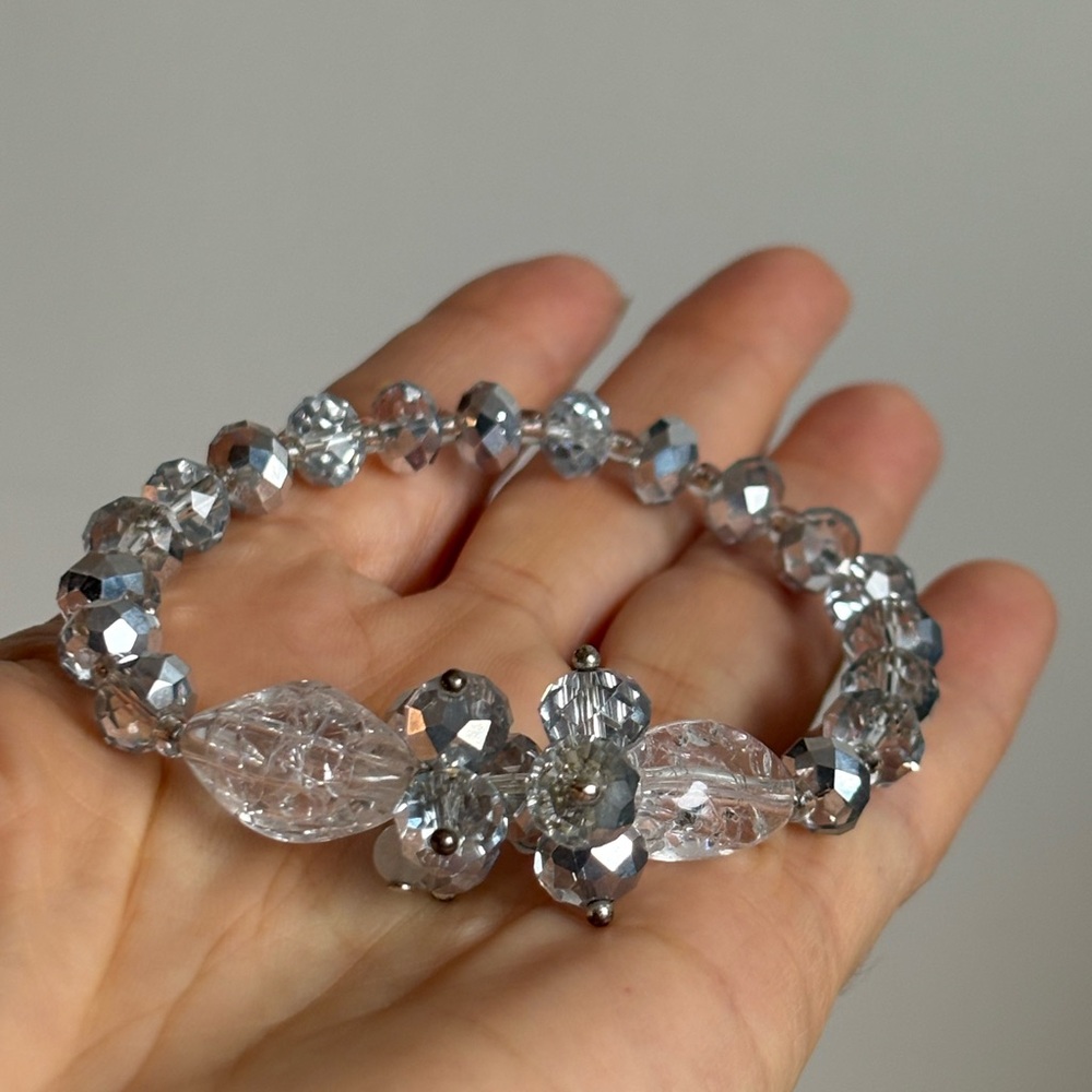 Vintage Avon Faceted Glass Bead Stretch Bracelet Silver Tone Cluster Accent